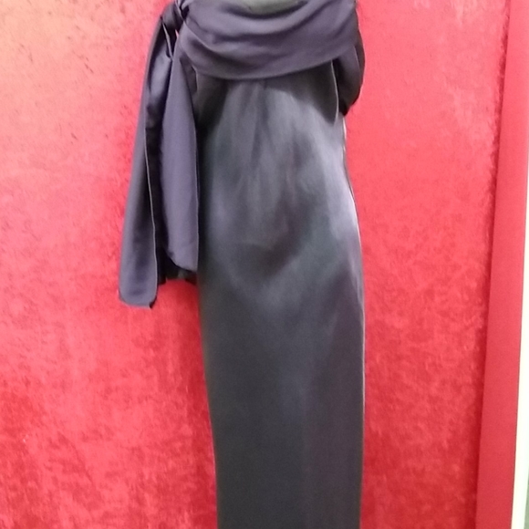 Dresses - Picture 2 of 4